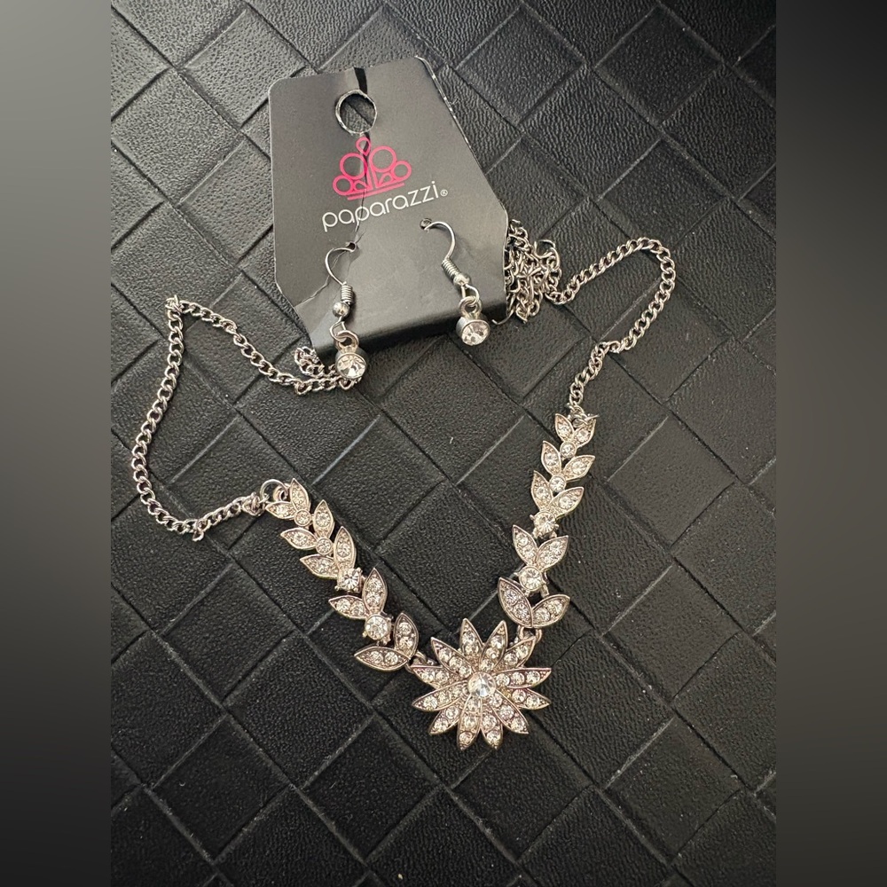 Paparazzi Studded Silver Leaf and Floral Necklace Set ⭐️Add to a bundle ⭐️